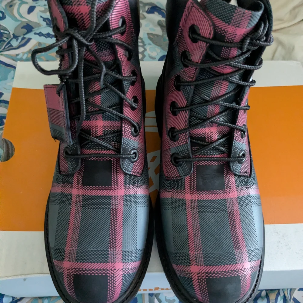 Rare* - NWOT -  Plaid Pink and Grey Lace-Up Timberland Boots 🥾 - Picture 2 of 3